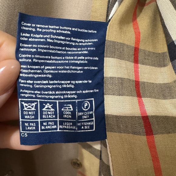 Burberry Vintage Trench - Picture 13 of 16